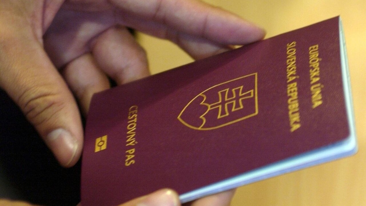 cestovný pas doklady občianstvo 1140 px (TASR/Štefan Puškáš)
